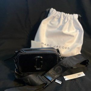 Compact black diagonal bag